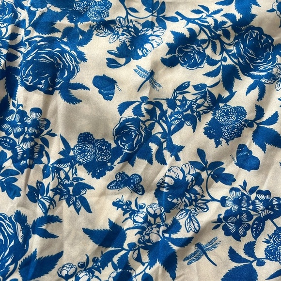 NWOT Floral Blue and White Women's Top - Picture 7 of 8